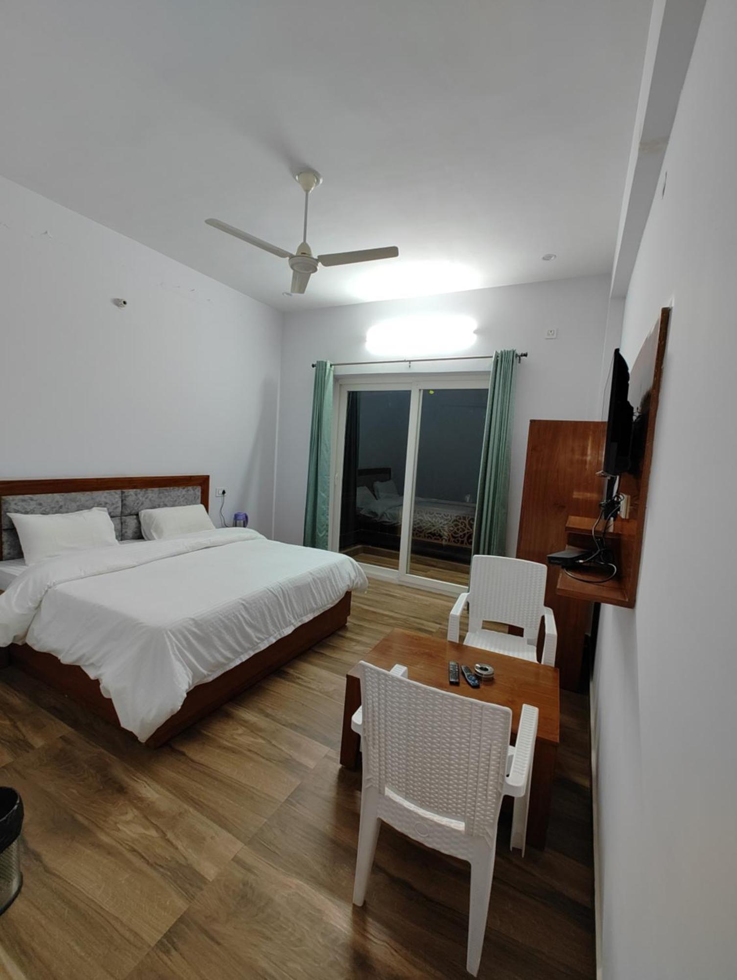 Hotel Anantam Residency Uttarkāshi Rom bilde